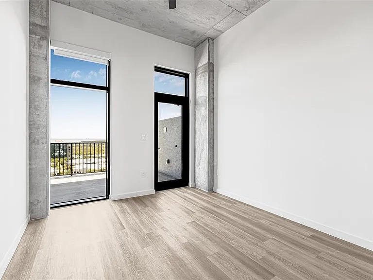 221 Main St N #Penthouse 1612 — Photo 16