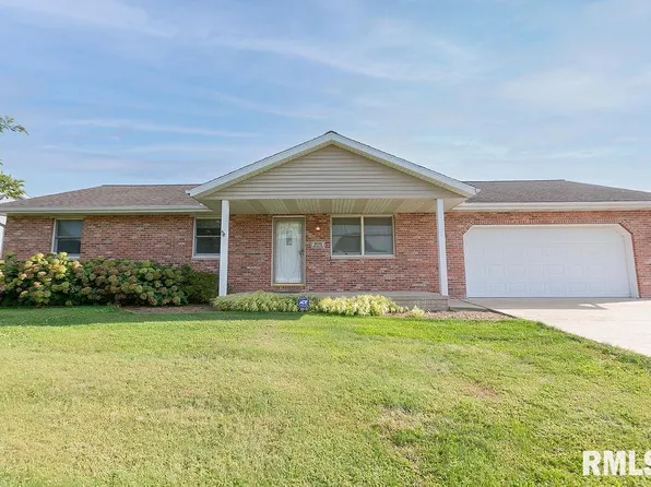 900 Dennis Dr, Eureka, IL 61530