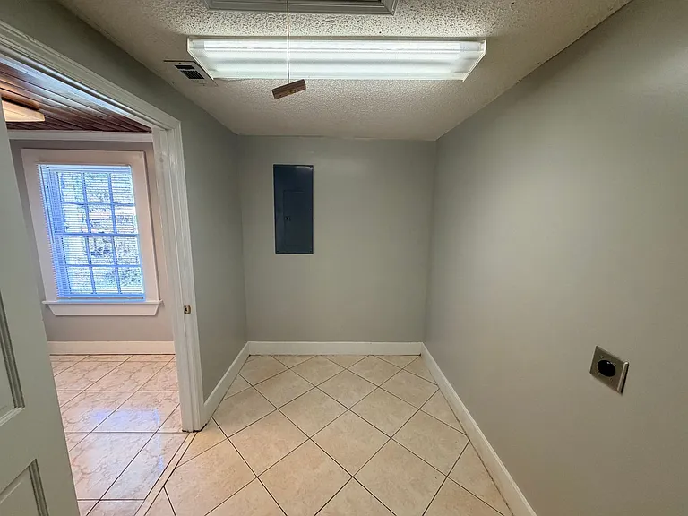 1005 Langdale Dr #B — Photo 11