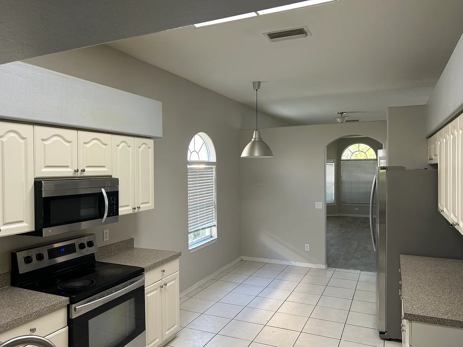 4 bed, 2417 sqft, $2,500 — Photo 3