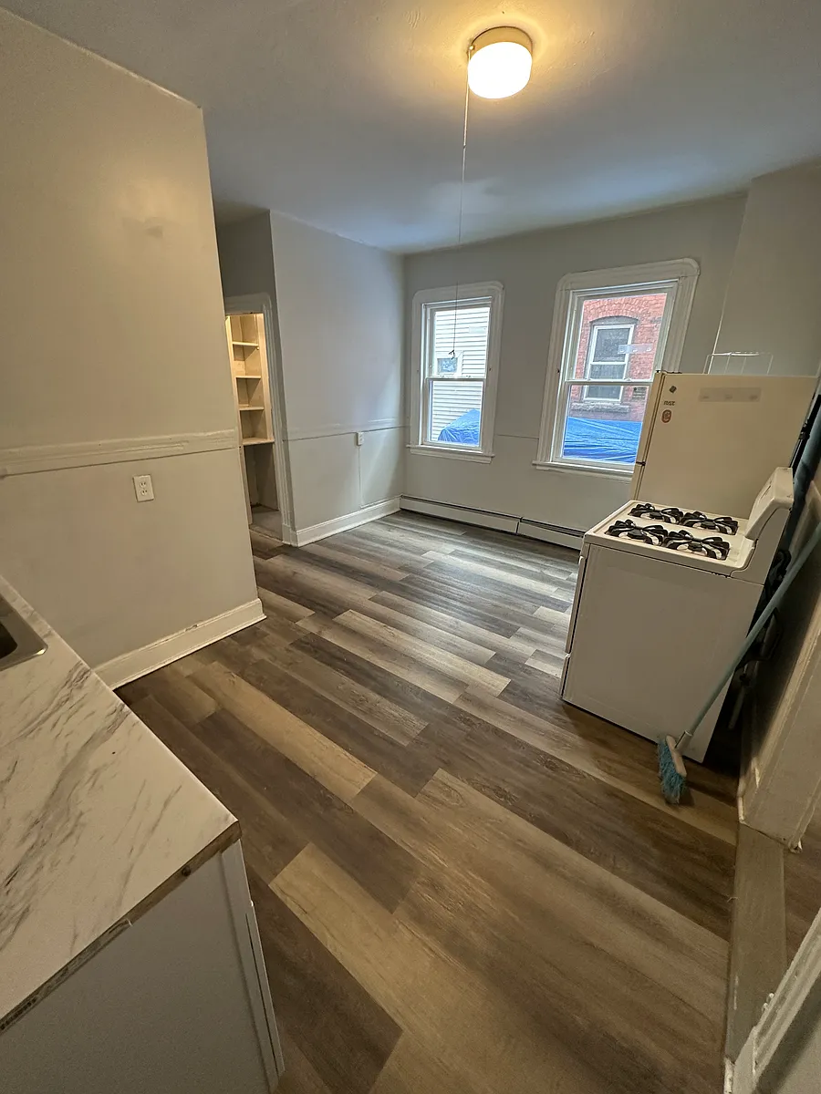 Building Photo - 27 Mortson St #1W