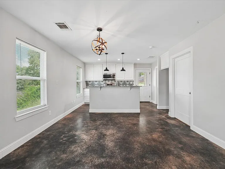 501 E Day St — Photo 11