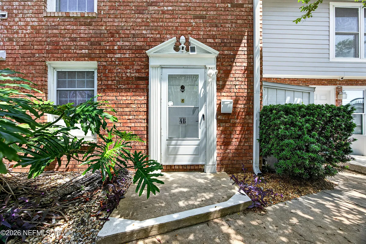 Building Photo - 83 Comares Ave #4B