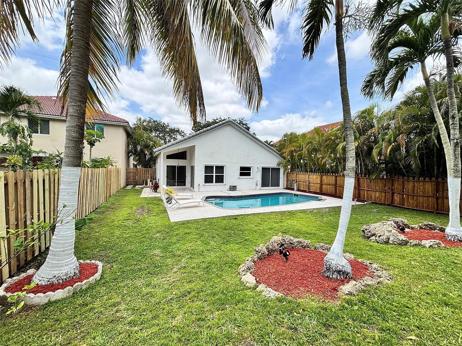 3 bed, 2.0 bath, 1482 sqft, $3,675 — Photo 4