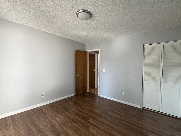 2322 Lombard Ave — Photo 8