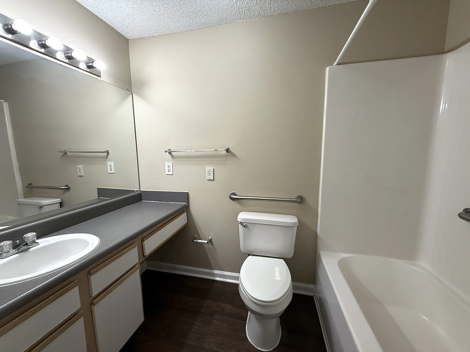 Bellewood Park Apartments — Photo 2