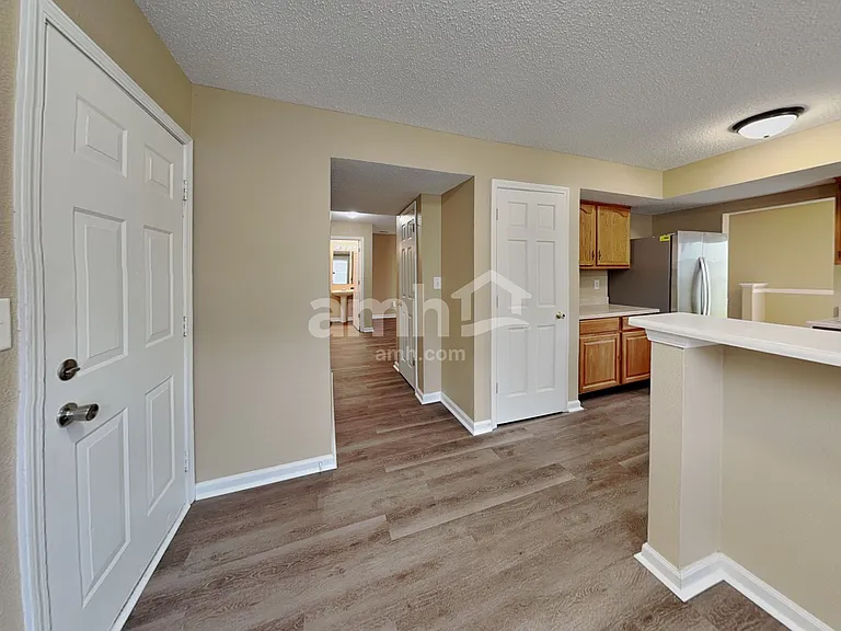 635 Cloverfield Ln — Photo 5