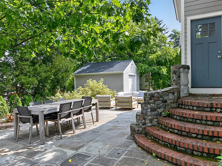 15 Bayview Ave — Photo 25