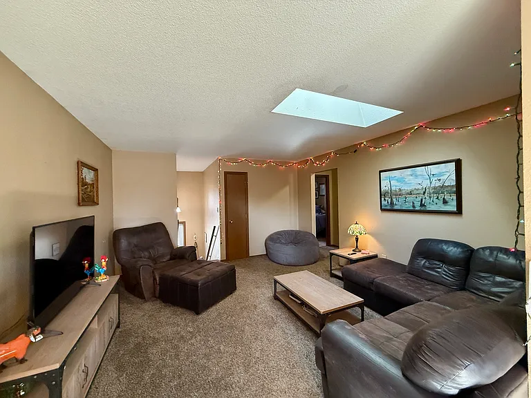 1042 Castlewood Dr — Photo 4
