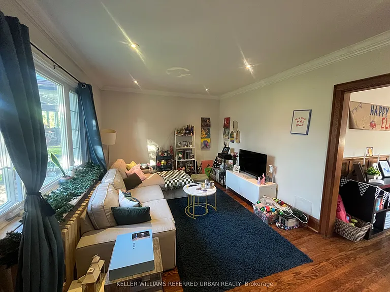 111 Clovelly Ave #MAIN FLOOR — Photo 2