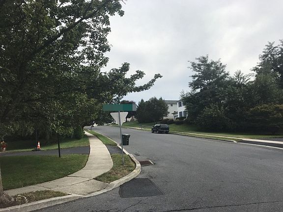 5th image of 2230 Canterbury Dr