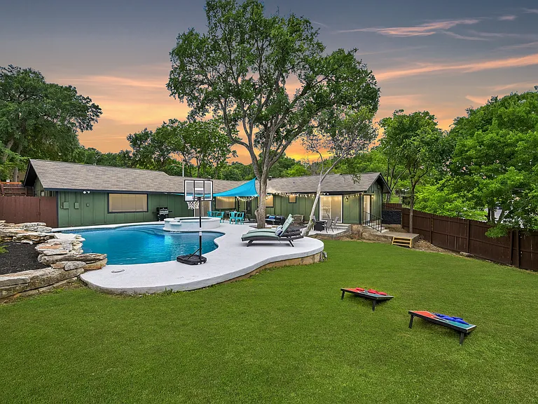 Beautiful landscaping and plenty of space to spreadout and cool off in the Texas heat