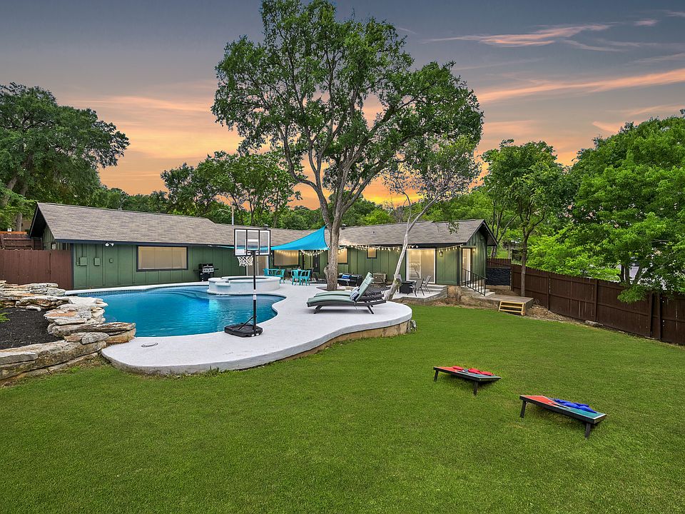 Beautiful landscaping and plenty of space to spreadout and cool off in the Texas heat