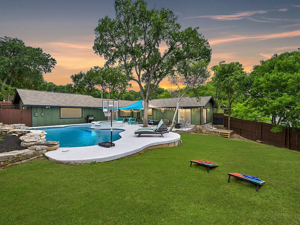 Beautiful landscaping and plenty of space to spreadout and cool off in the Texas heat