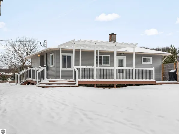 4076 W Mill Rd, Grawn, MI 49637
