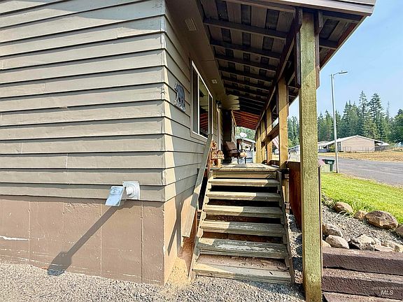 3rd image of 433 Cedar Dr