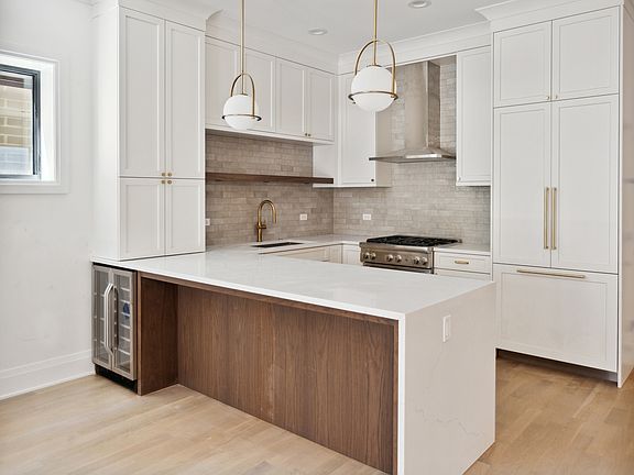 2nd image of 2763 N Kenmore Ave #2