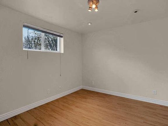 2nd image of 421 Maplewood Dr #1-2