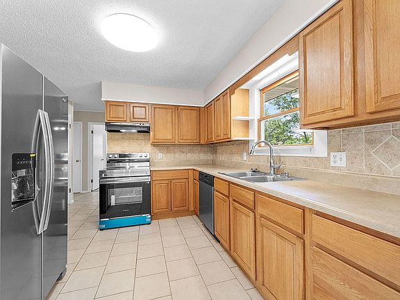 5th image of 76 Lakeshore Dr
