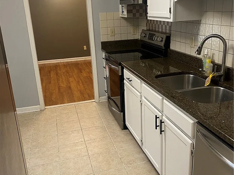 1728 Empress Ln — Photo 3
