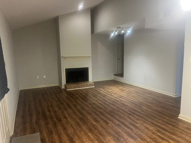 15931A Woodlawn Acres Ave — Photo 2