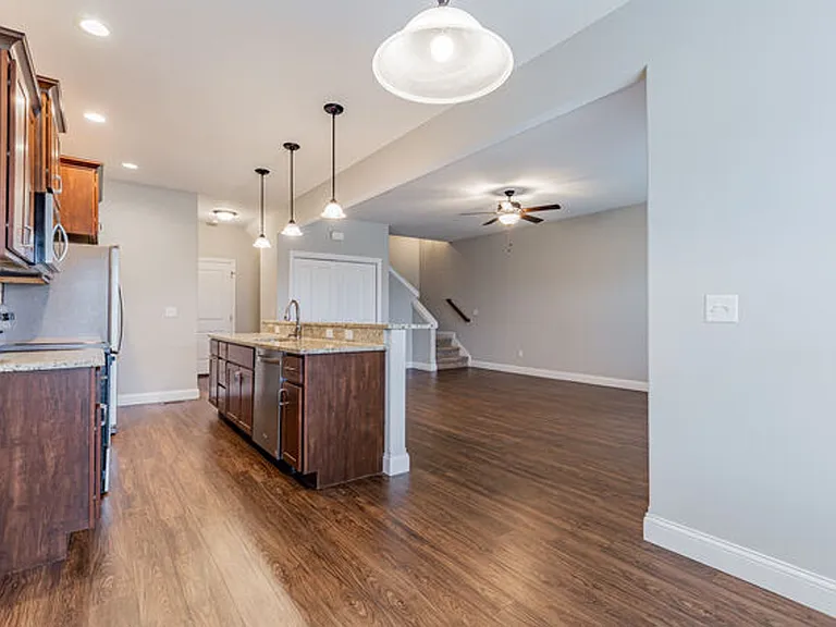 901 Cates Dr — Photo 7