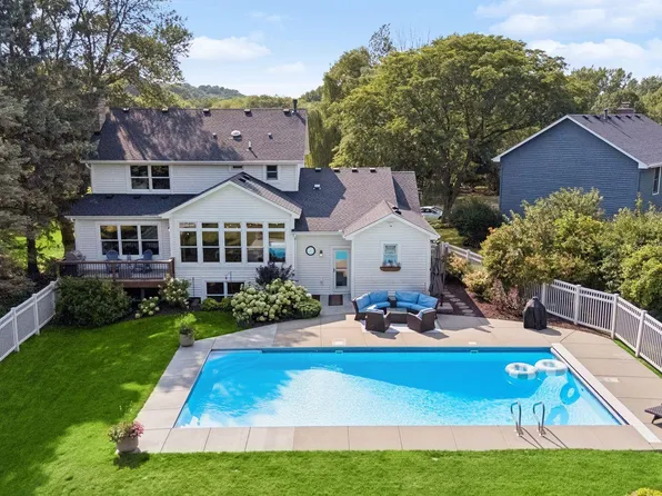 210 Piedmont Ct, Chanhassen, MN 55317