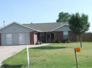 811 E Main St, Geronimo, OK 73543