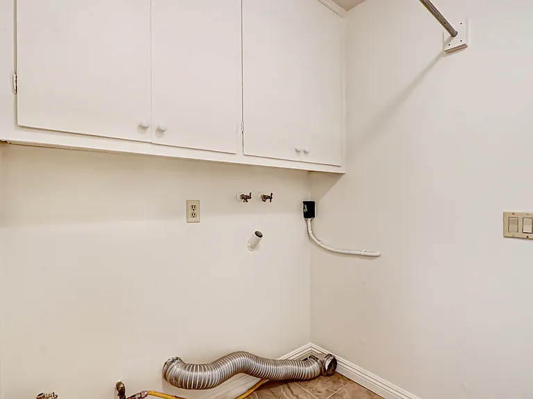 677 N Tulare Way — Photo 12
