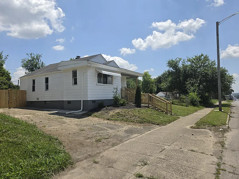 2612 N Gettysburg Ave — Photo 3