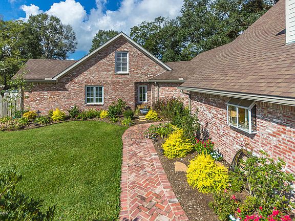 3rd image of 1082 Grey Oaks Dr