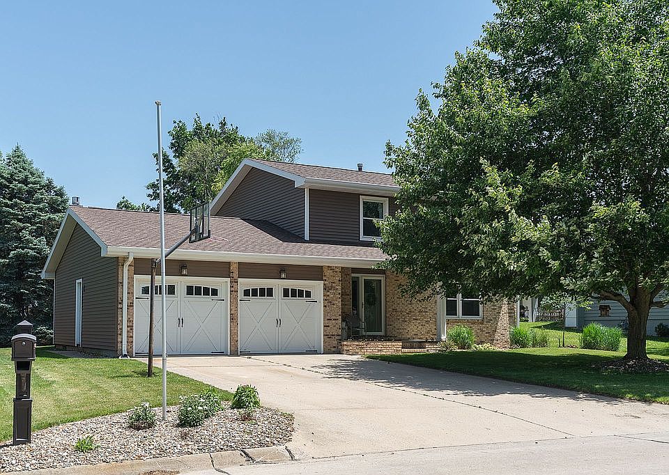 1st image of 403 Hampton Dr
