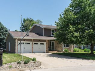 403 Hampton Dr, Williamsburg, IA 52361