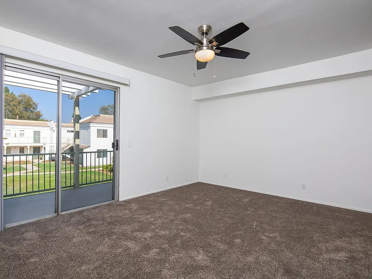 Gorgeous huge units in premier location! ASK ABOUT OUR MOVE-IN SPECIALS!! — Photo 18