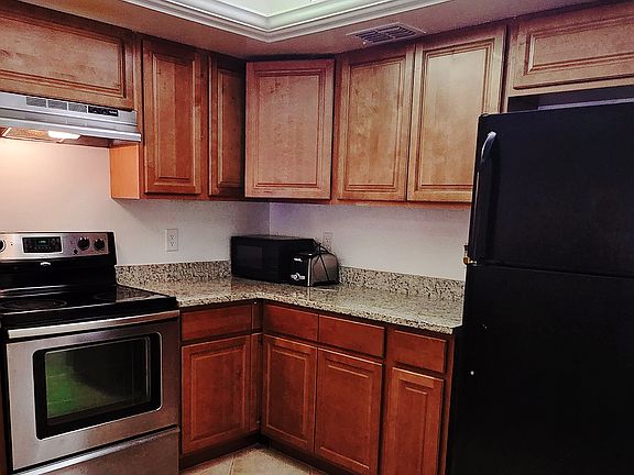 5th image of 3215 Netherwood Dr