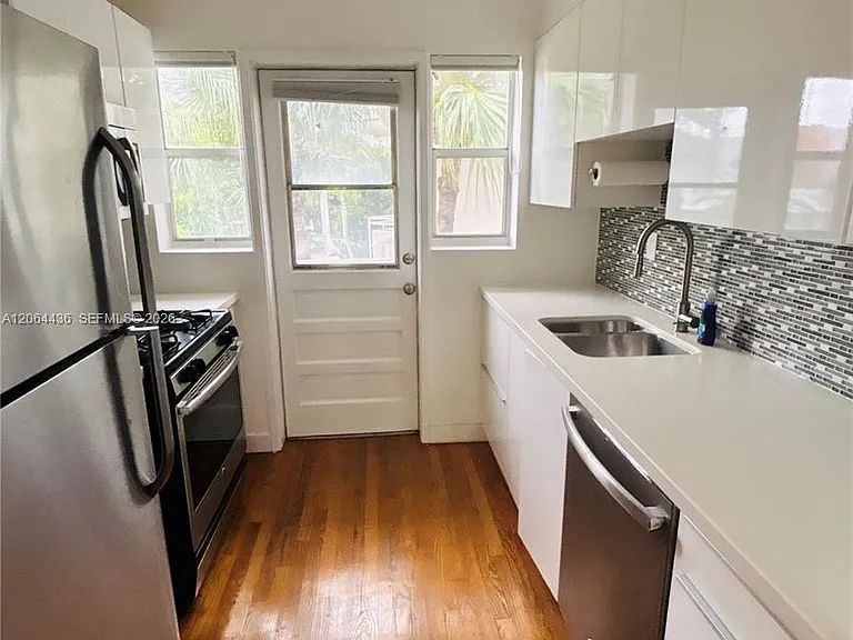 800 W 42nd St #1B — Photo 6