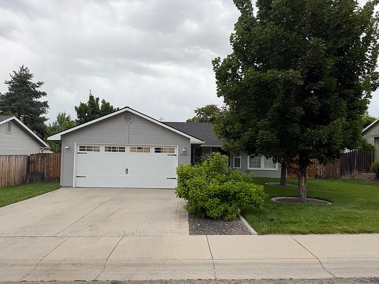 2566 E Mendota Dr — Photo 7