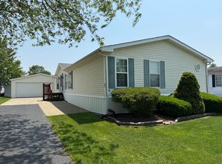 25 Finch Ln, Beecher, IL 60401