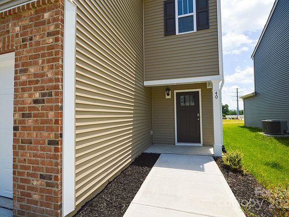3rd image of 40 Lillian Ln