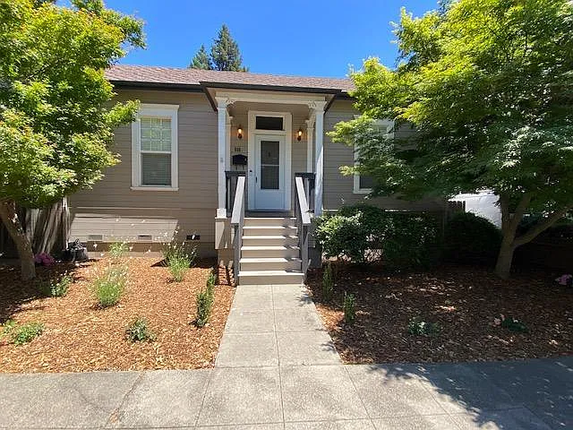 558 Coombs St — Photo 1
