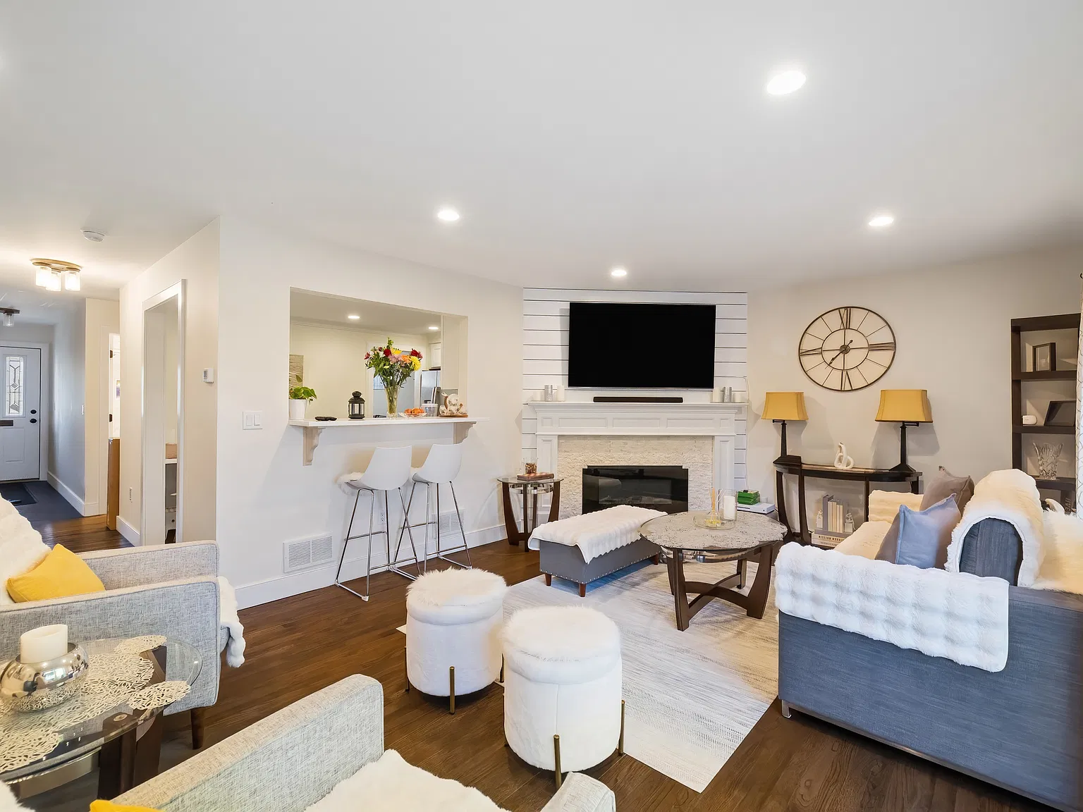 3 bed, 2.5 bath, $5,700 — Photo 2