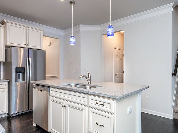3rd image of 810 Appleby Dr