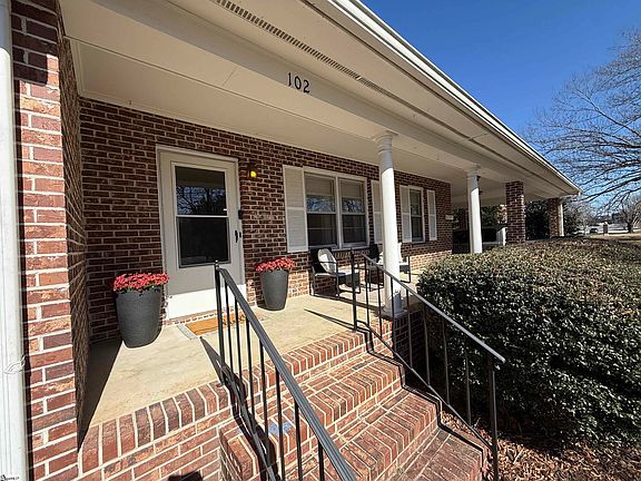 2nd image of 102 W Maple St