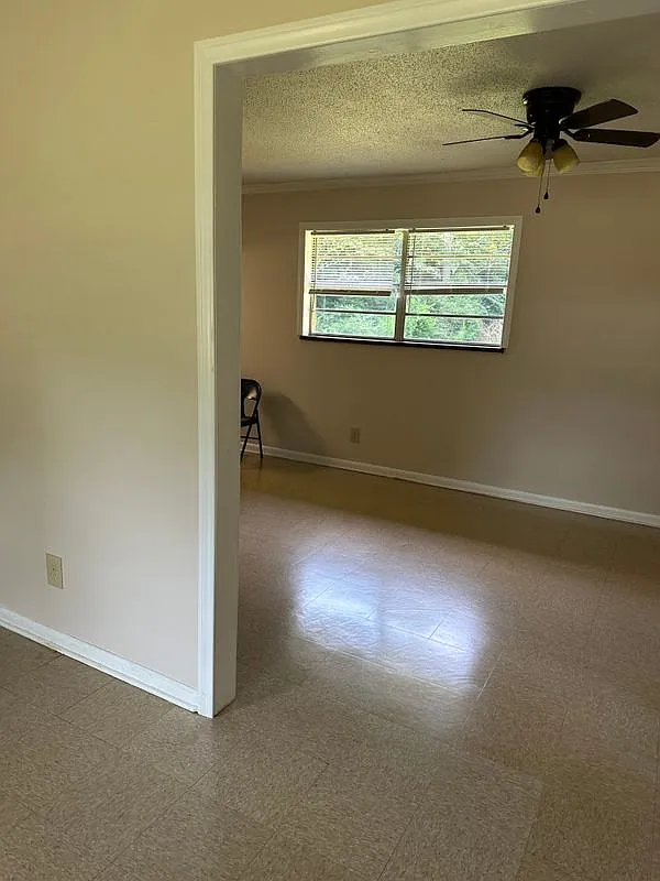 3 bed, 1.0 bath, 1150 sqft, $800 — Photo 2