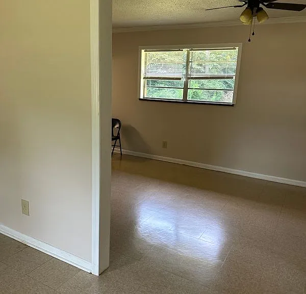 206 Taylor Ln — Photo 2