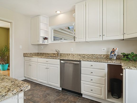 4th image of 240 N Ashland Ave