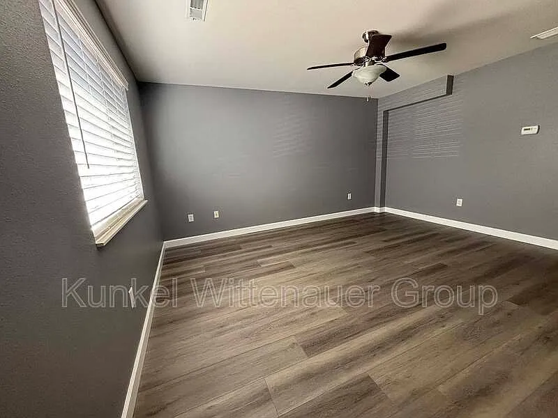 704 Fountain View Dr — Photo 3