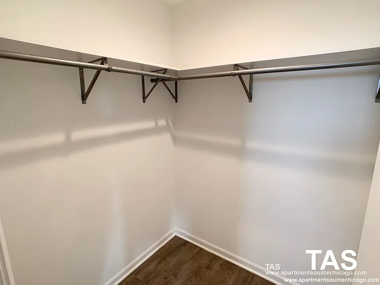 940 W Winona St #605 — Photo 4