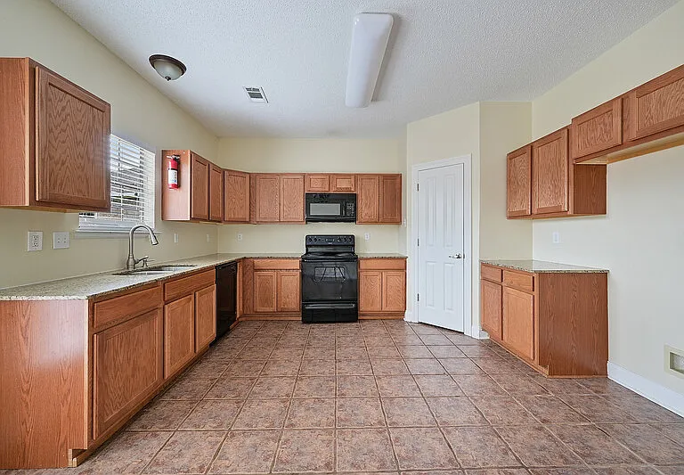 17418 Deer Lake Ave — Photo 2
