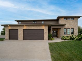 8304 Sky View Cir, West Des Moines, IA 50266